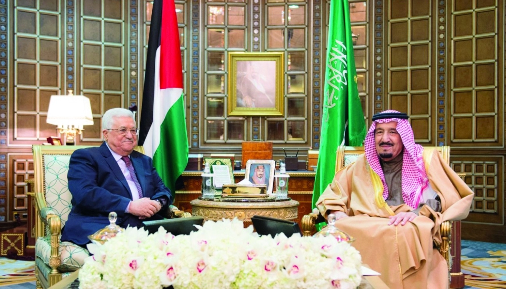 الملك سلمان لدى استقباله محمود عباس في الرياض اليوم