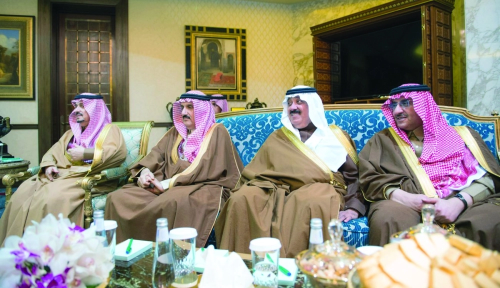الأميران متعب بن عبدالله ومحمد بن نايف ووزير الدولة مساعد العيبان خلال اللقاء