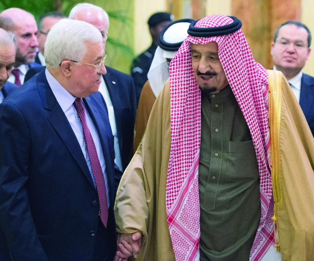 الملك سلمان لدى استقباله محمود عباس في الرياض اليوم