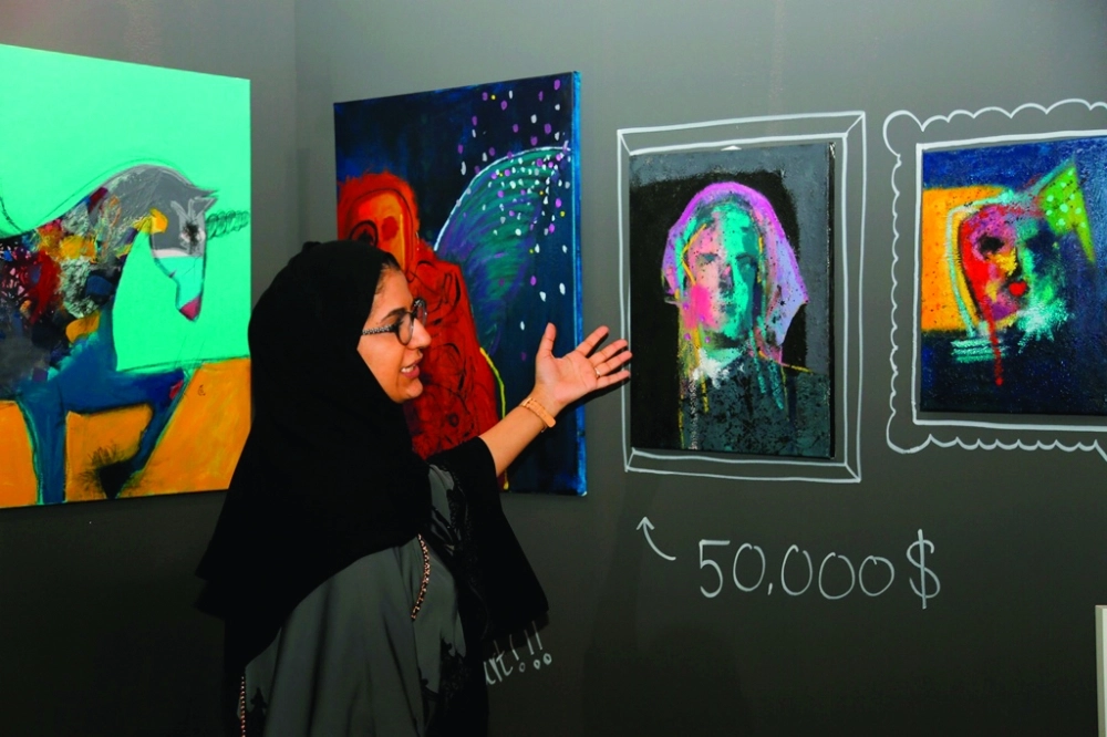  نجلاء أمام لوحتها                                                                       (مكة)