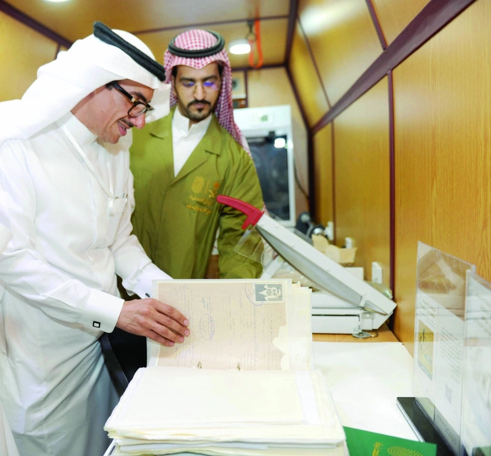 بندر آل مشيط يستعرض أحد السجلات                 