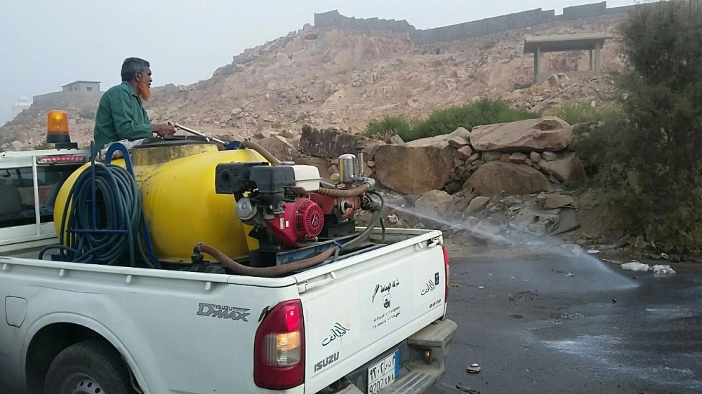 احتواء آثار أمطار الطائف وبرنامج مكثف لأعمال الوقاية والرش