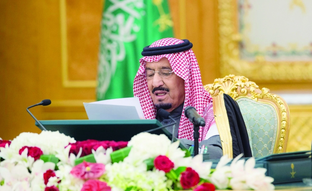 الملك سلمان خلال ترؤسه جلسة مجلس الوزراء لإقرار الميزانية (واس)