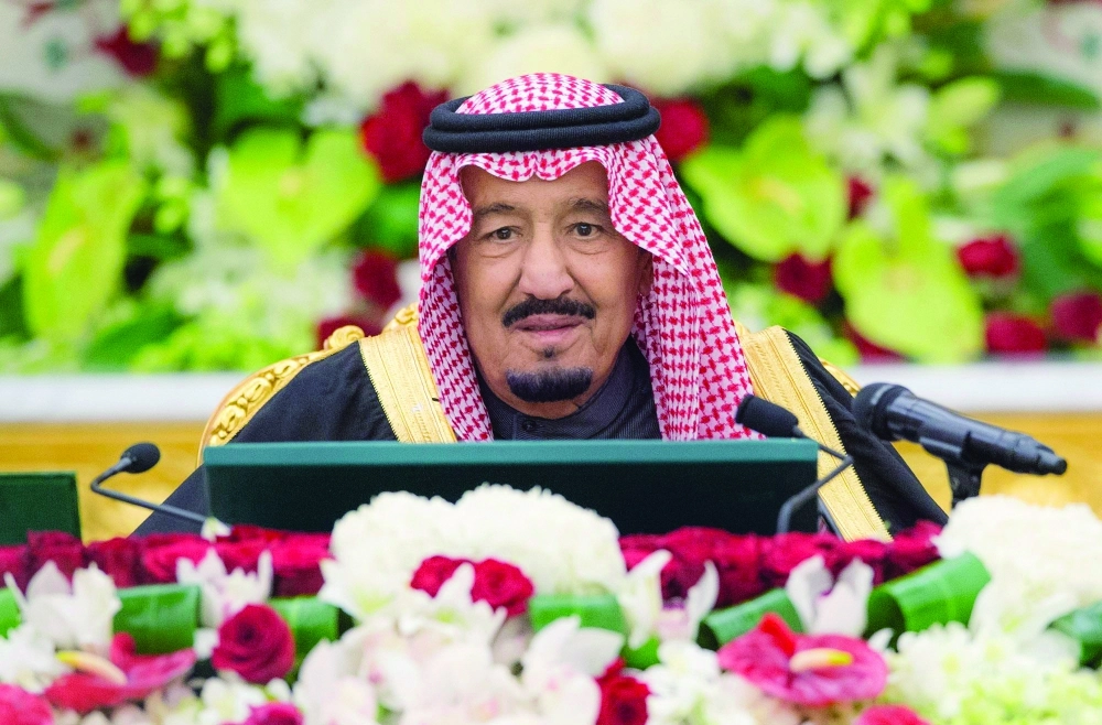 الملك سلمان خلال ترؤسه جلسة مجلس الوزراء لإقرار الميزانية (واس)
