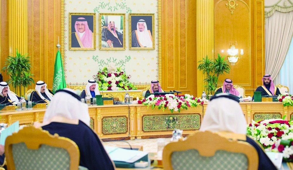الملك سلمان خلال ترؤسه جلسة مجلس الوزراء لإقرار الميزانية بحضور ولي العهد وولي ولي العهد (واس)