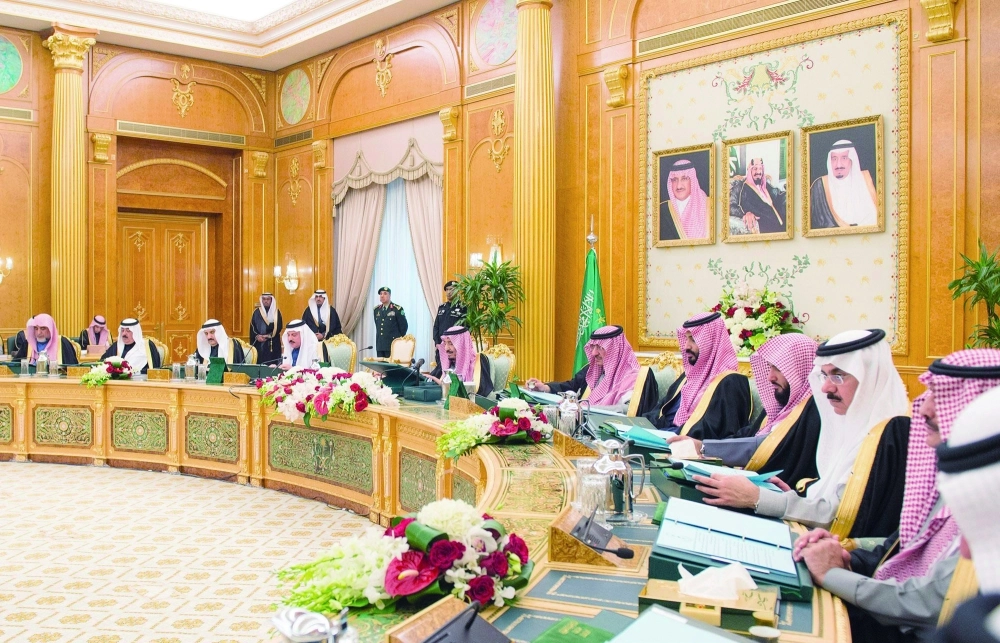 الملك سلمان خلال ترؤسه جلسة مجلس الوزراء لإقرار الميزانية بحضور ولي العهد وولي ولي العهد (واس)