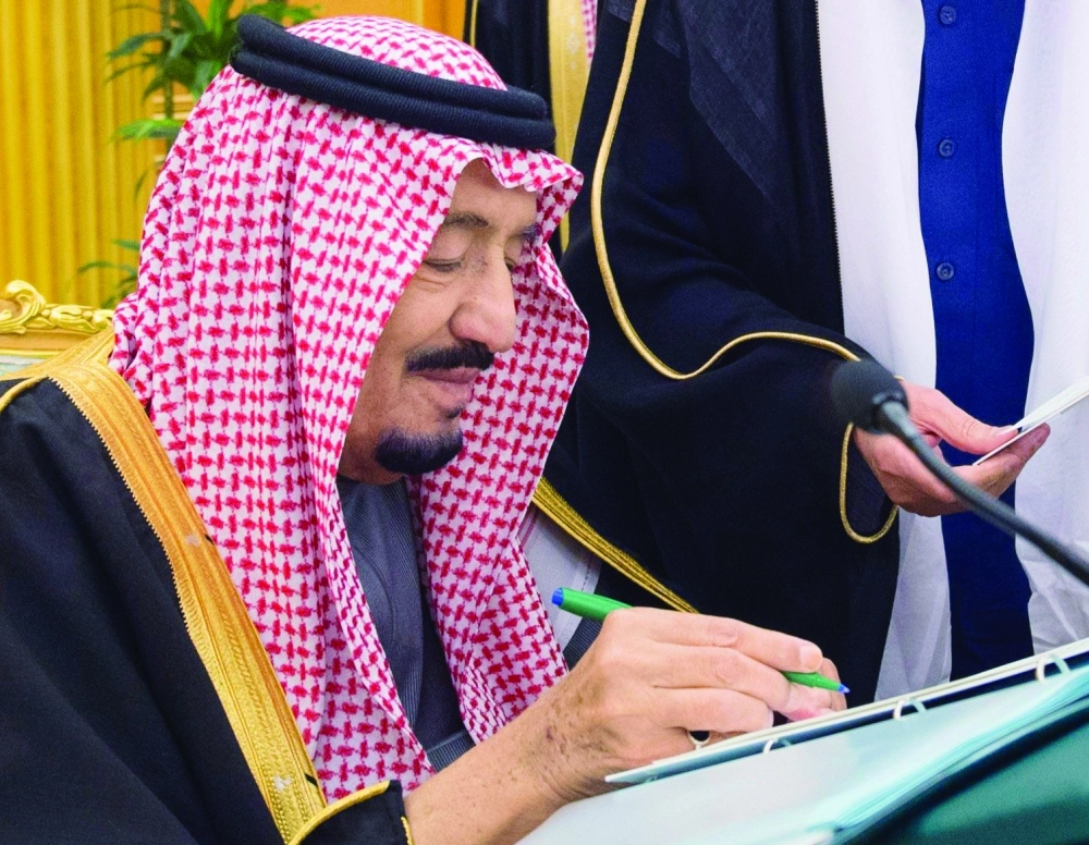 الملك سلمان موقعا على المرسوم الملكي الخاص بالميزانية