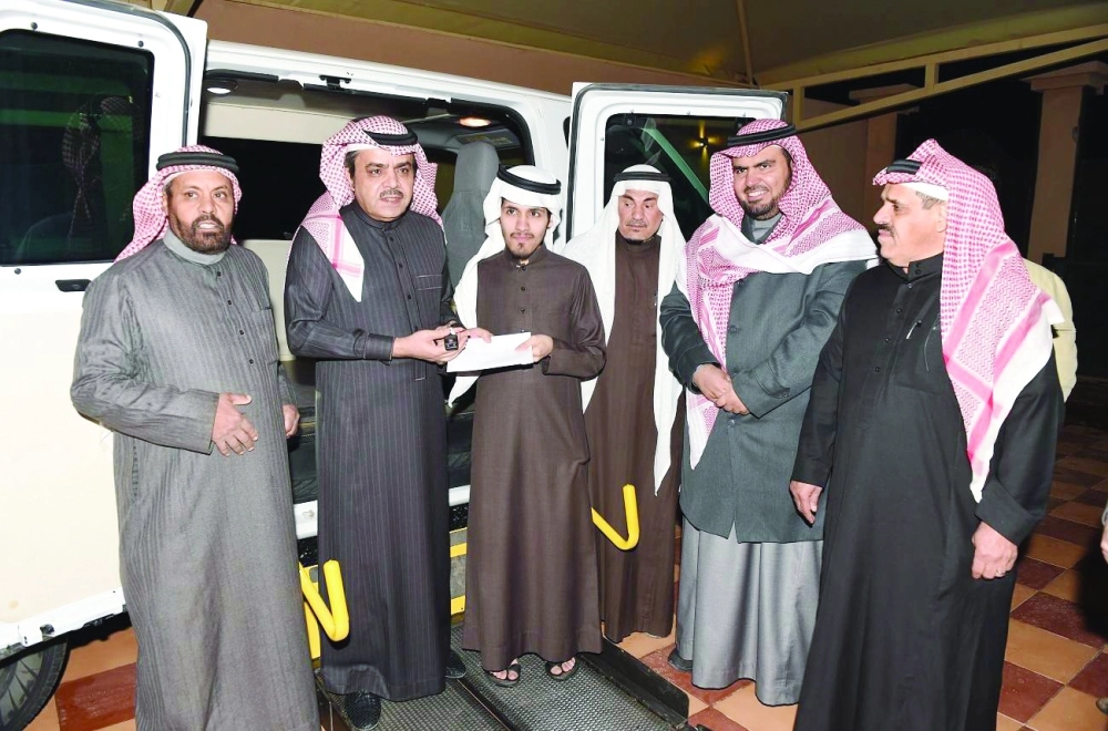 مسؤولو الجمعية خلال تسليم السيارة               (واس)