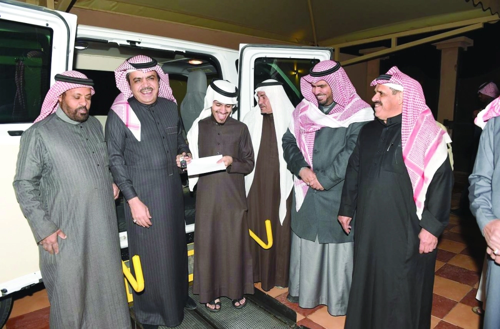 مسؤولو الجمعية خلال تسليم السيارة (واس) 