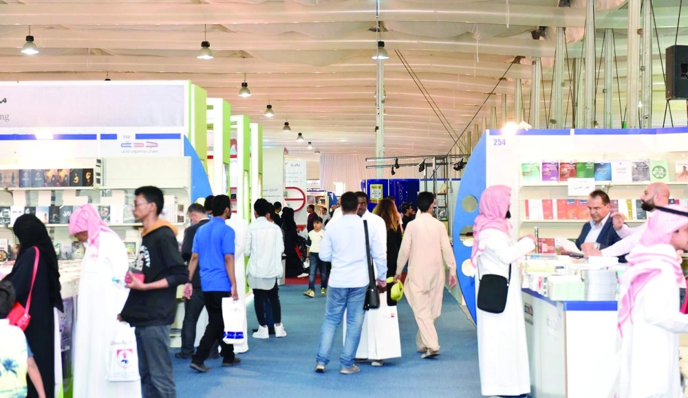 زوار داخل أجنحة معرض كتاب جدة                                                        (مكة) 