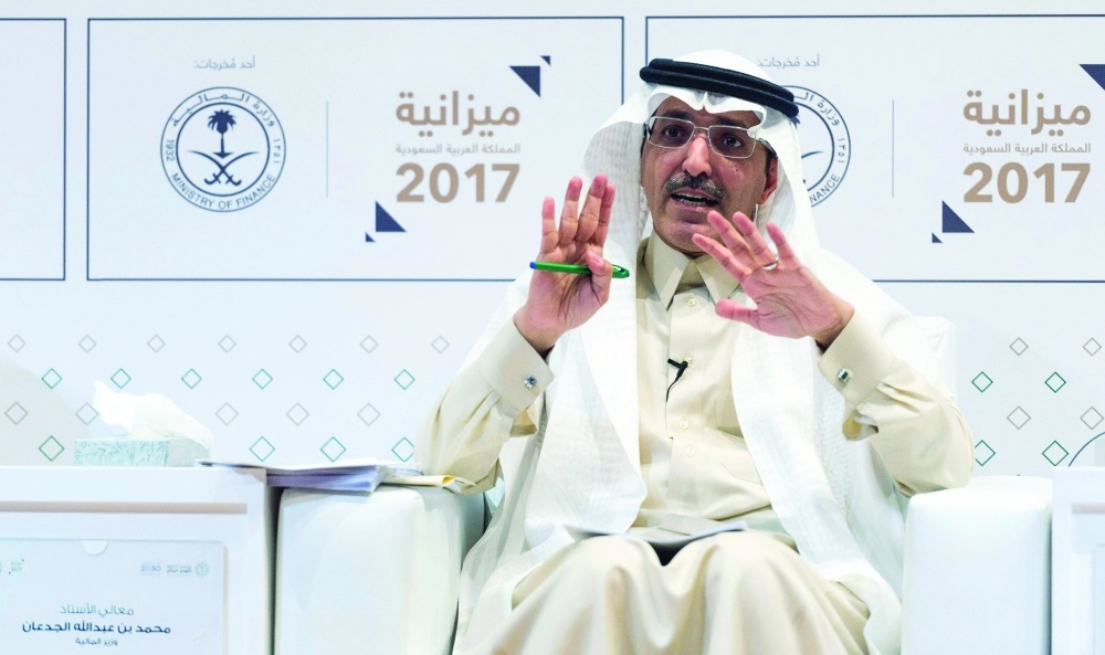 وزير المالية متحدثا بالمؤتمر 