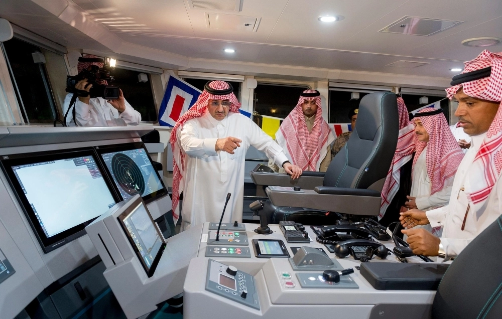 ولي العهد في غرفة وبرج القيادة 