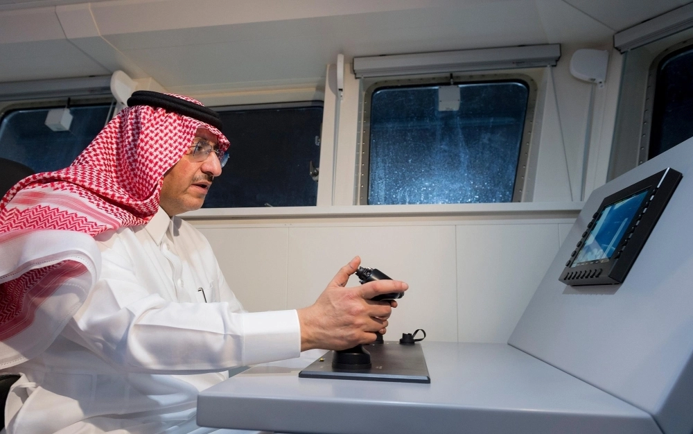 الأمير محمد بن نايف لدى تفقده سفينة جدة للتدريب (واس)