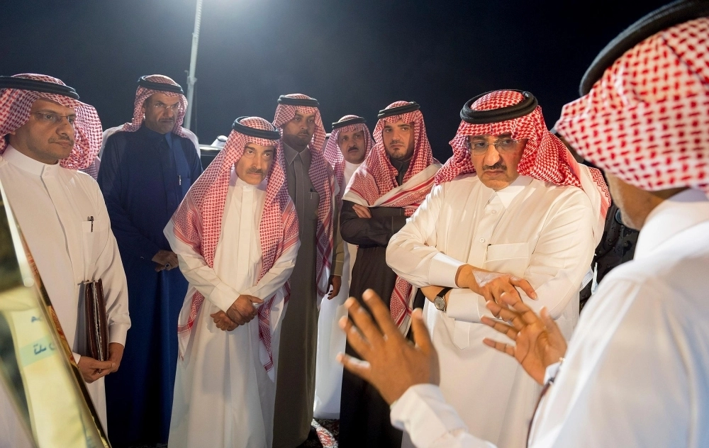 ويستمع لشرح مفصل عن محتوياتها