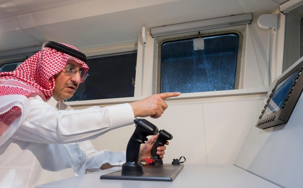 وخلال استماعه لشرح عن محتويات السفينة