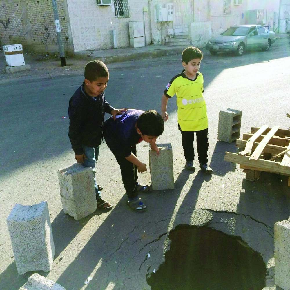 أطفال قادهم الفضول إلى الحفرة 