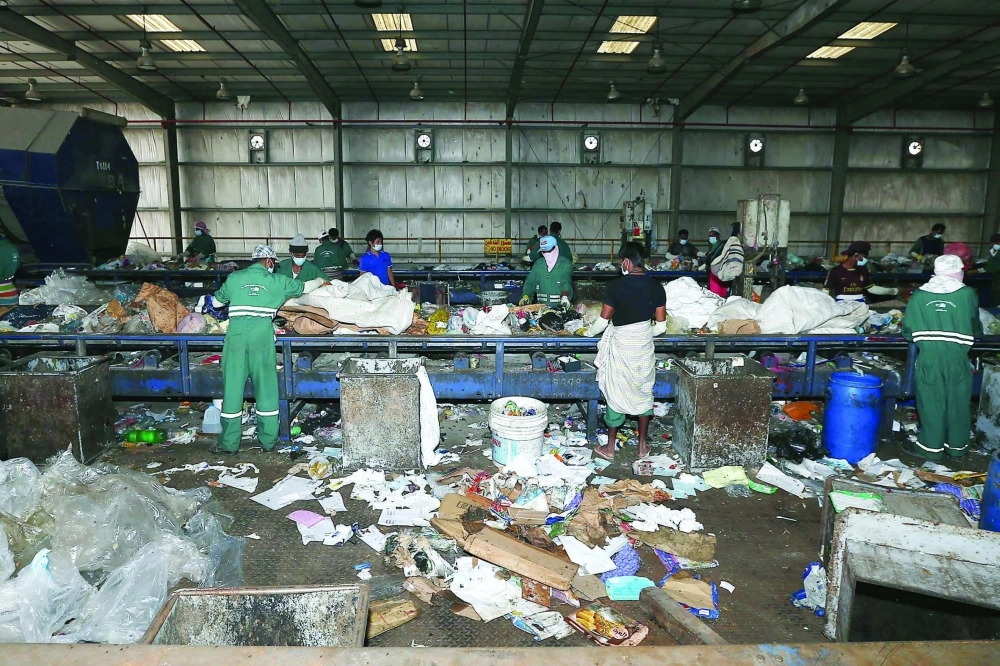 من إحدى عمليات فرز نفايات جدة                                                                                       (مكة)