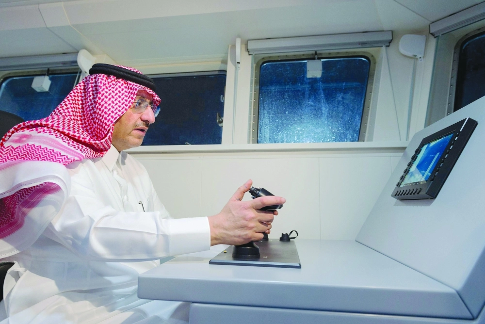 الأمير محمد بن نايف يتفقد الوسائل الحديثة في السفينة 