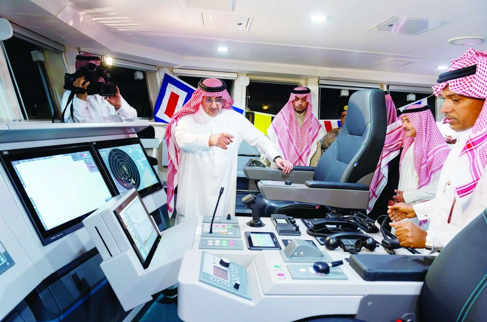 ولي العهد يتفقد غرفة التحكم وقمرة القيادة 