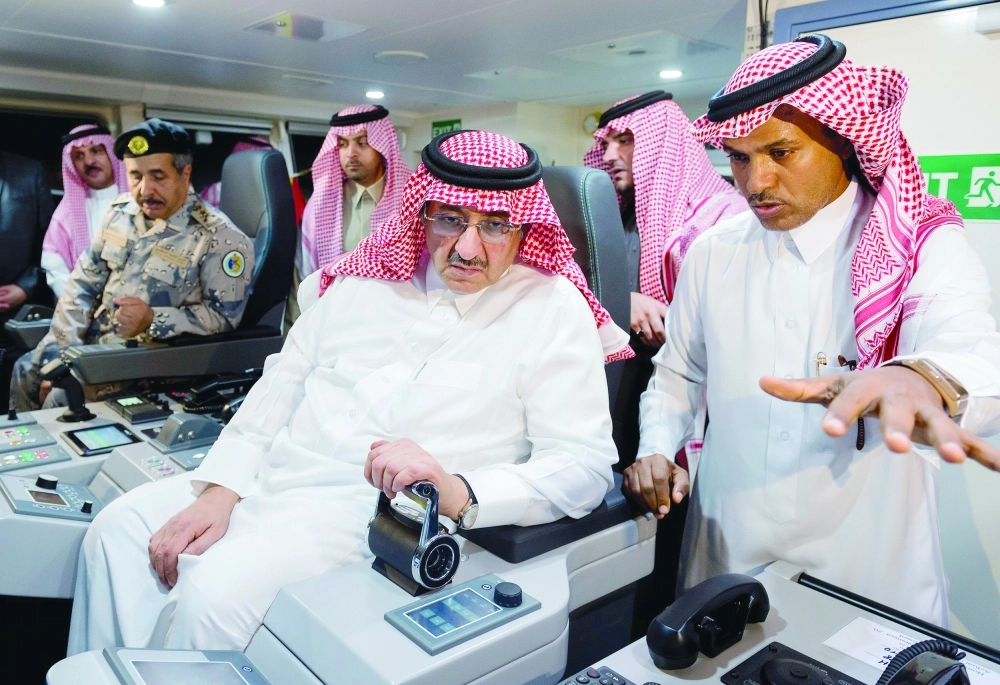 ..ويطلع على بعض تقنياتها 