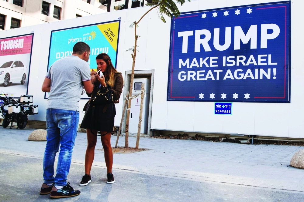 لافتة في تل أبيب تشيد بموقف ترامب من إسرائيل    (أ ف ب)