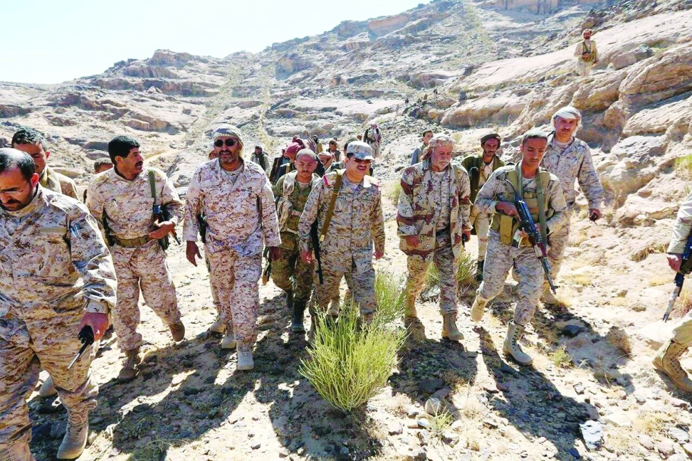 محمد المقدشي خلال زيارته لجبهة نهم                                (مكة)