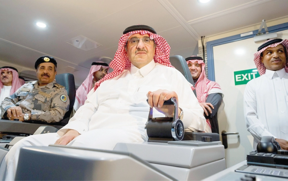 الأمير محمد بن نايف داخل غرفة قيادة سفينة جدة لدى تفقده لها أمس الأول (واس)
