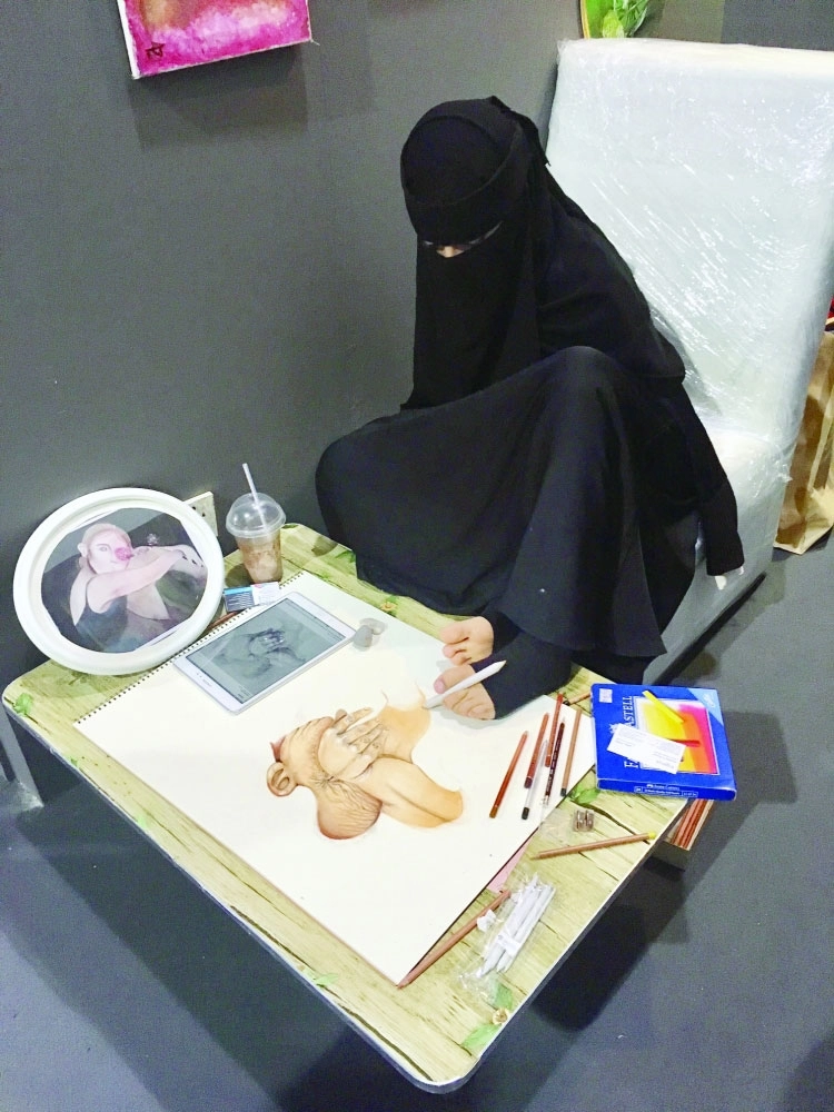 فنانة تشكيلية من ذوي الاحتياجات الخاصة ترسم بقدميها                                             (مكة)