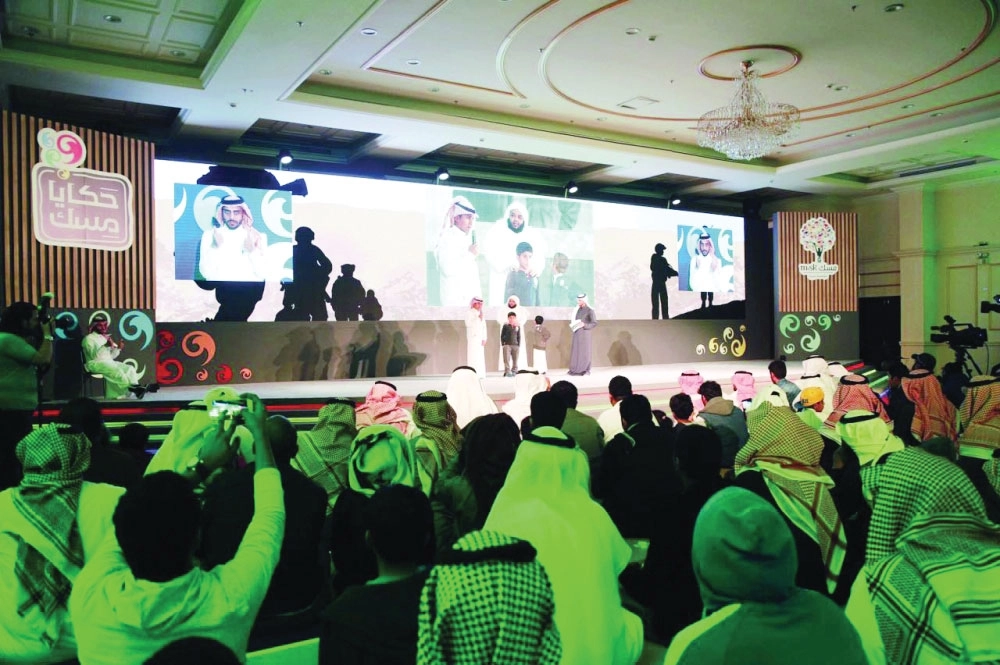 الأطفال على المسرح يتلقون اتصالا من والدهم بالحد الجنوبي  (مكة)