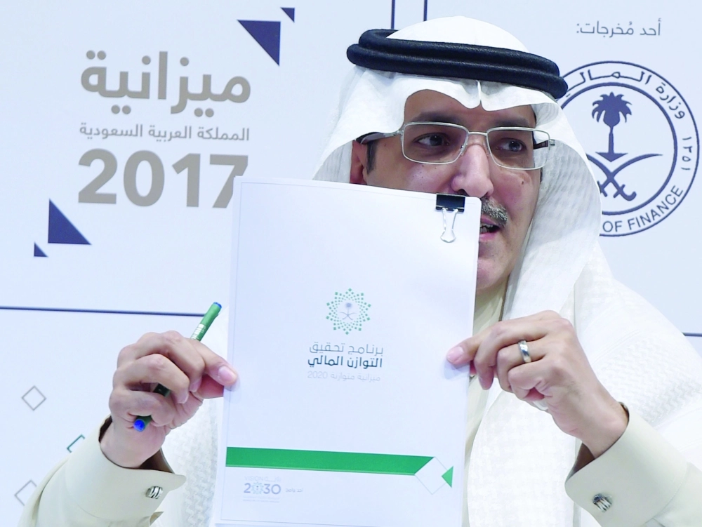 وزير المالية محمد الجدعان أثناء عرض برنامج التوازن المالي                                      (أ ف ب)