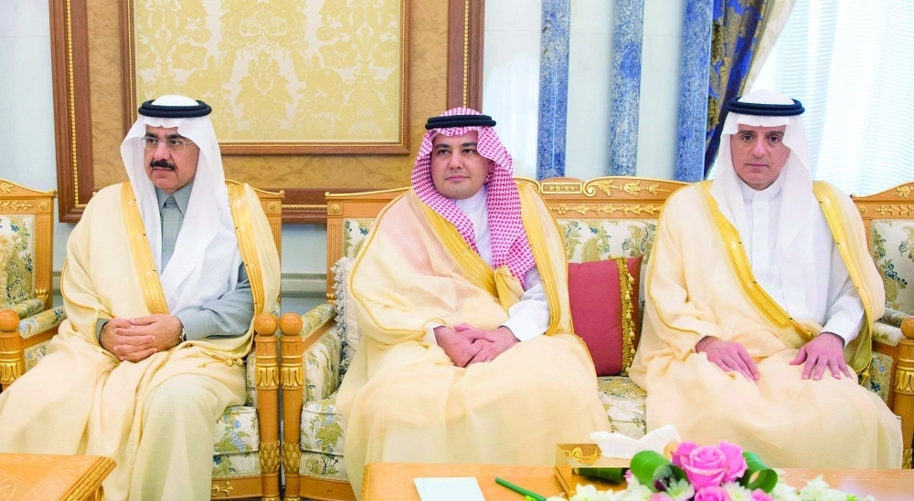 مساعد العيبان وعادل الطريفي وعادل الجبير خلال اللقاء (واس)