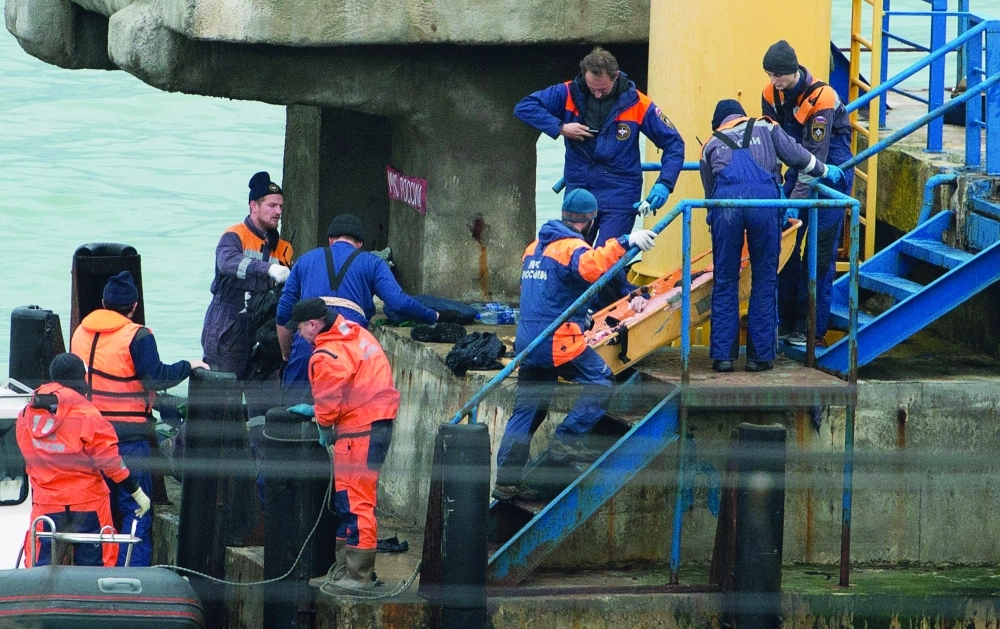 رجال إنقاذ على الرصيف خارج سوتشي                                 (أ ف ب)