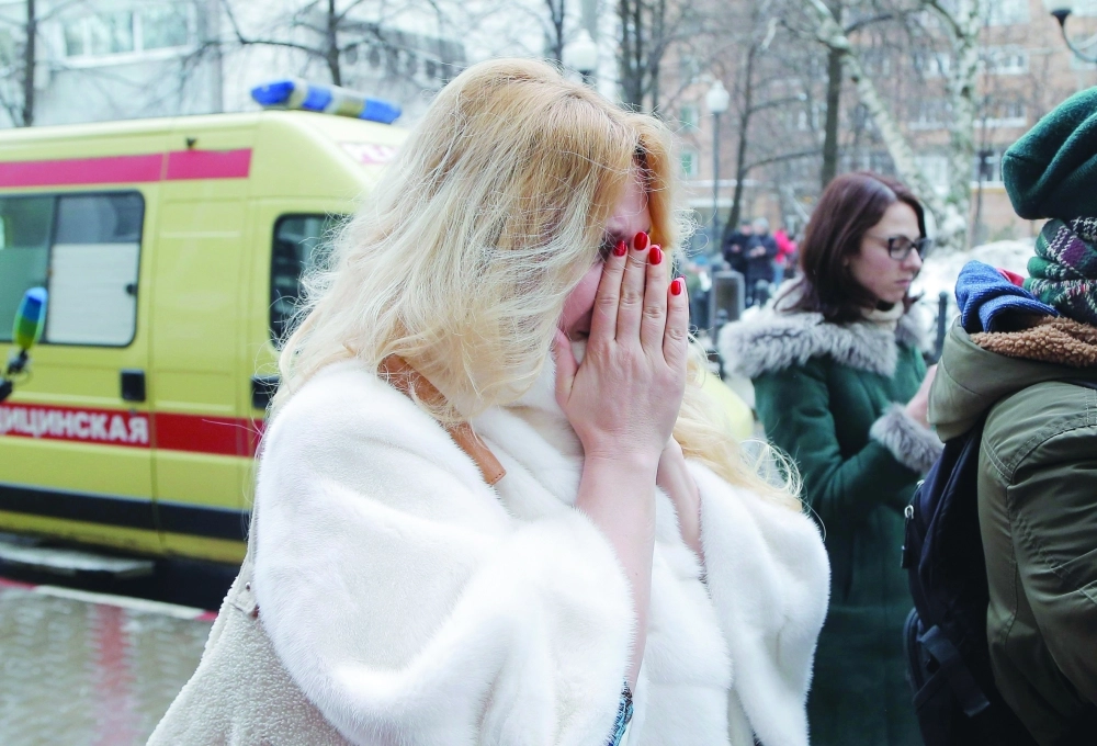 سيدة تبكي قرب نصب تذكاري في موسكو                                 (إ ب أ)