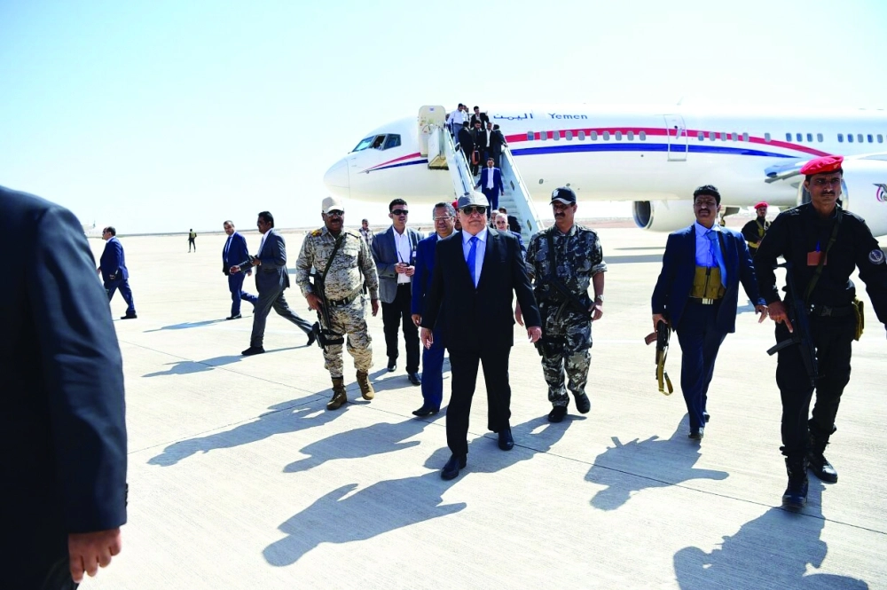 هادي لدى وصوله مطار المكلا في أول زيارة لحضرموت أمس                                                                                    (سبأ نت)