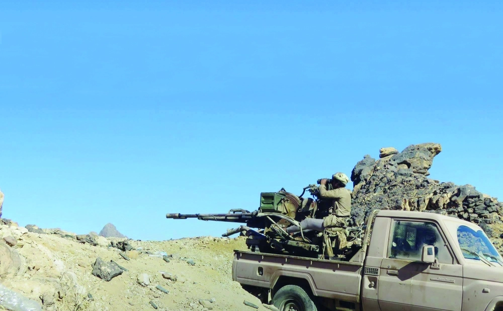 جندي من الشرعية خلال اشتباكات مع الميليشيات في نهم (سبأ نت)