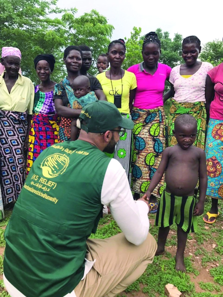 عضو فريق مركز الملك سلمان يصافح طفلا زامبيا    (واس)