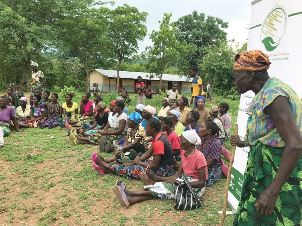 أسر من زامبيا تتسلم المساعدات السعودية (واس)