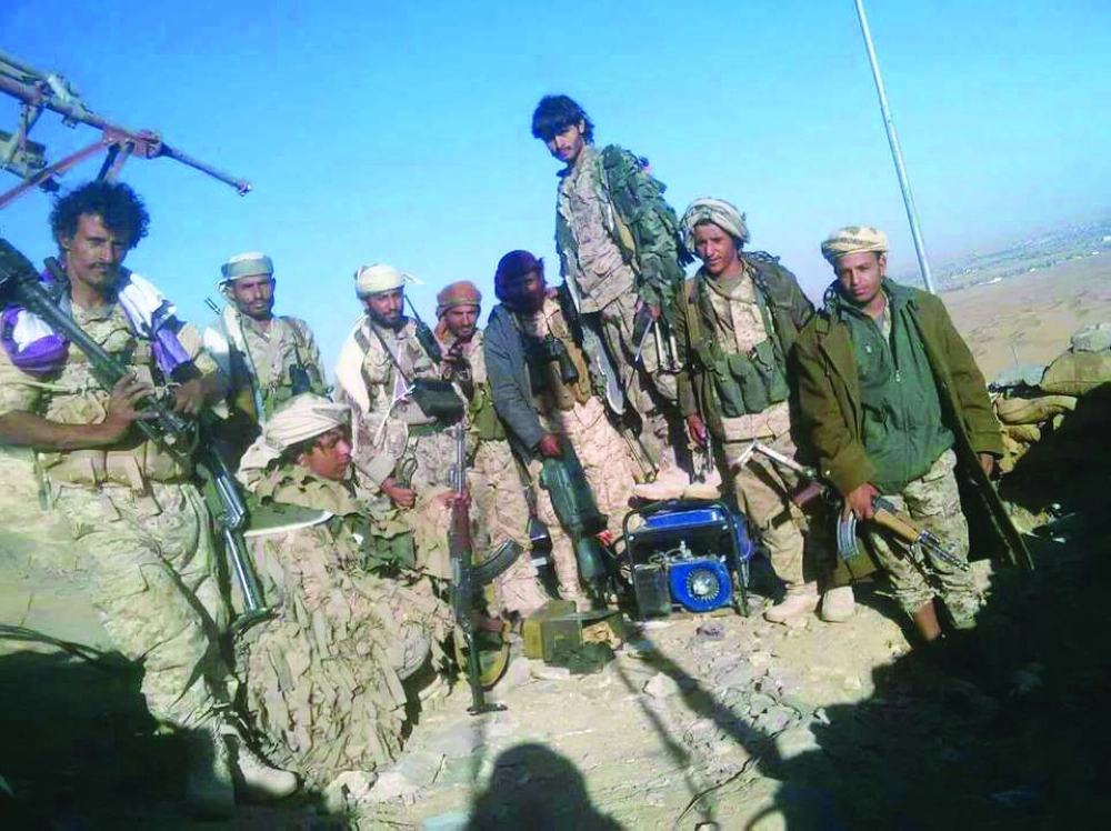 مقاتلون من الشرعية بموقع في جبهة بيحان شبوة                                                                                                      (مكة)