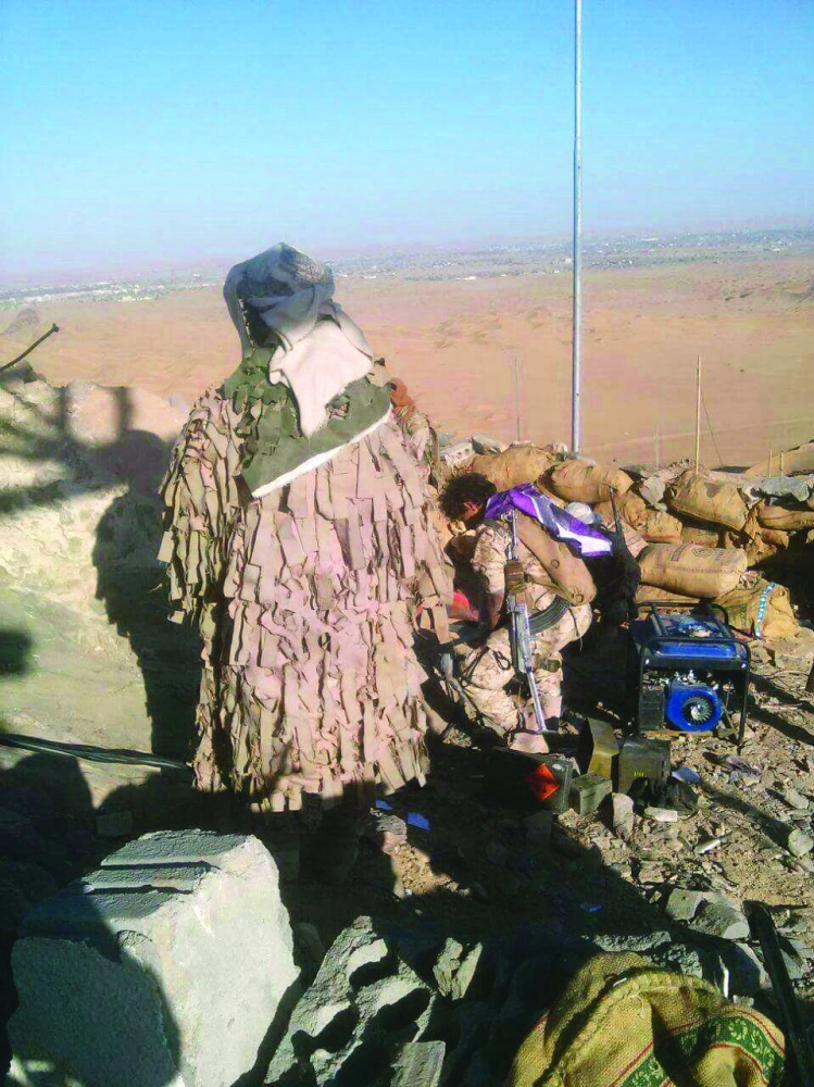 مقاتل بصفوف الشرعية بأحد المواقع في شبوة (مكة)