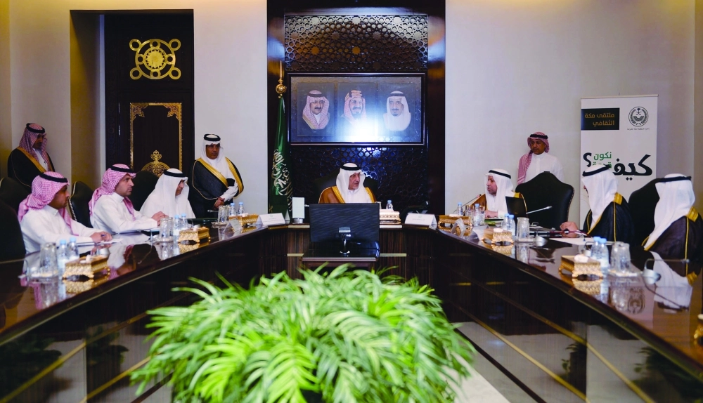 خالد الفيصل مستعرضا إنجازات الكرسي                                                      (مكة)