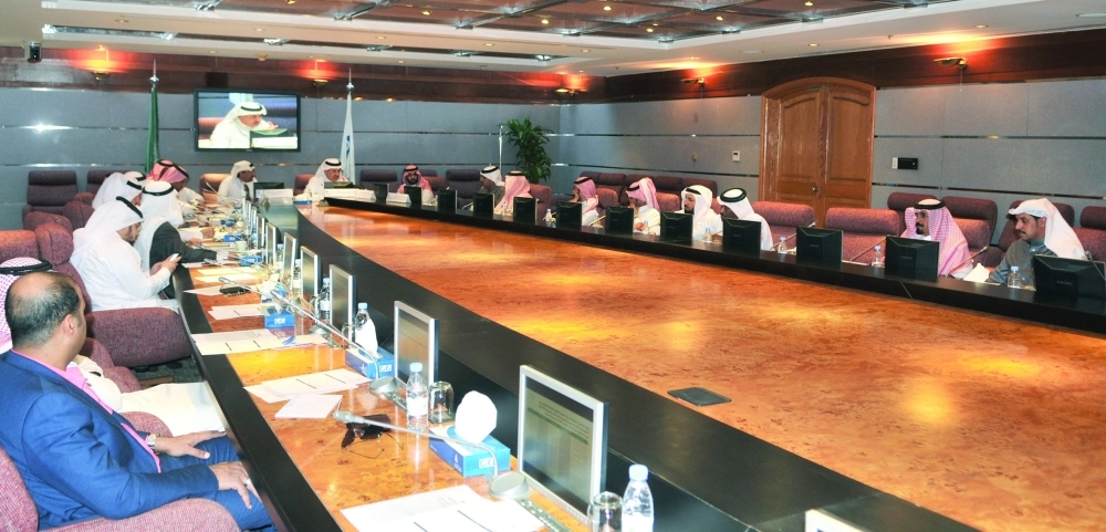 جانب من اجتماع لجنتي العقار والإسكان بغرفة الشرقية أمس                                                                                   (مكة)