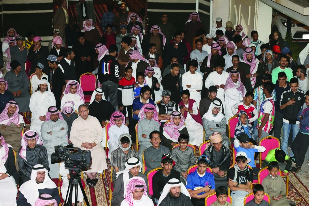جمهور الأمسية عبر شاشة خارجية في فناء النادي                     (مكة)