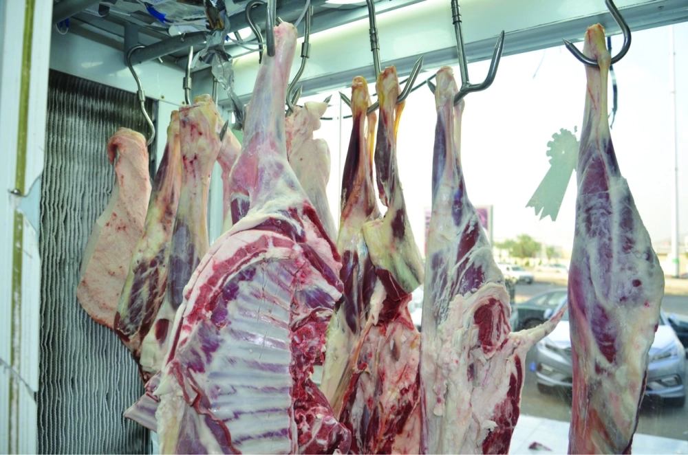 لحوم معروضة للبيع داخل محل جزارة                    (مكة)