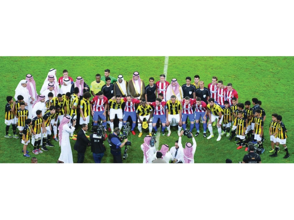 مشعل بن ماجد وعبدالله بن مساعد وأحمد عيد يتوسطون الفريقين                                                                            (علي القرني)