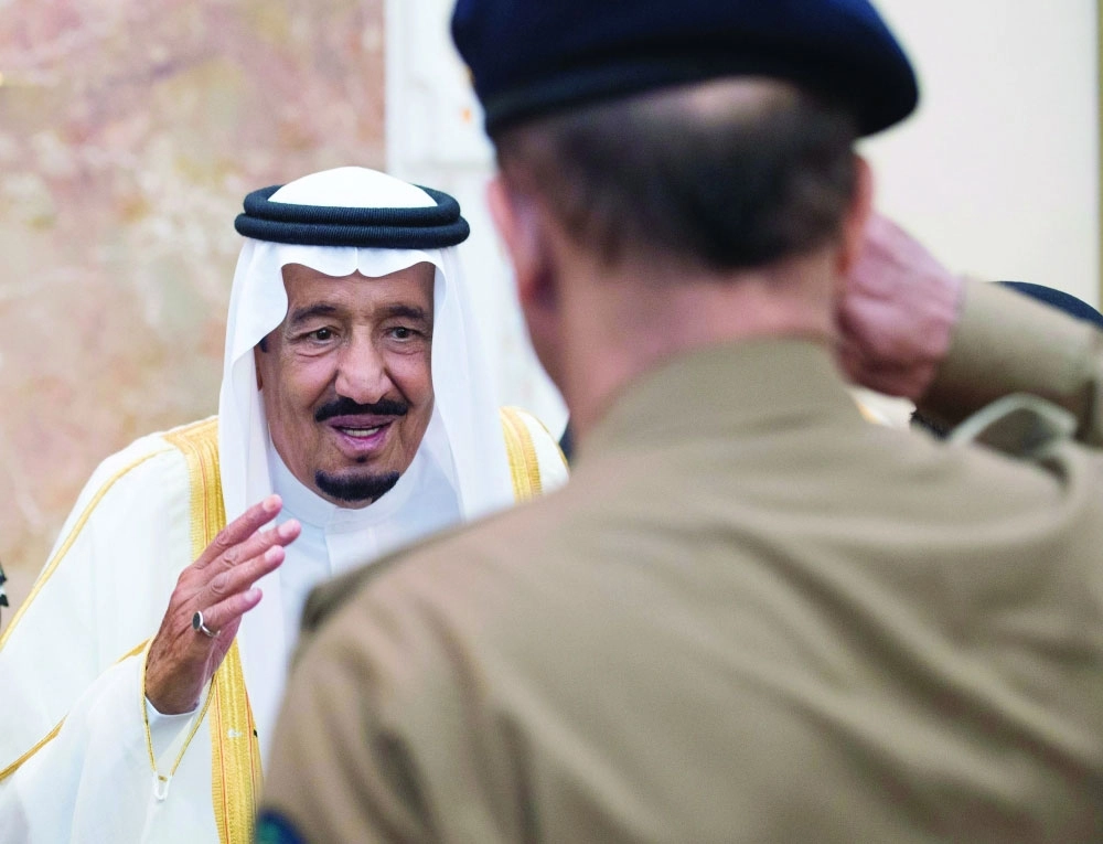 استقباله قادة القطاعات العسكرية