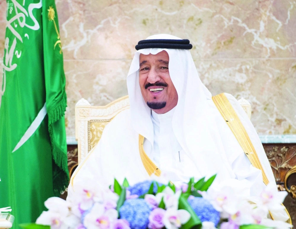 خادم الحرمين خلال استقباله كبار الشخصيات في الحج