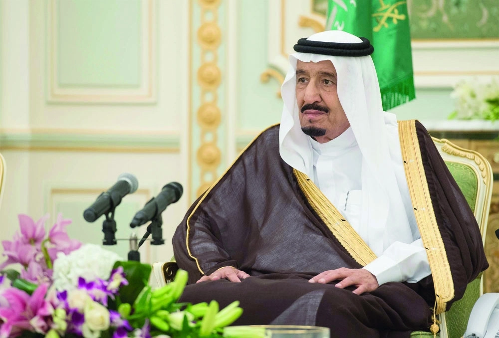 خادم الحرمين خلال استقباله كبار الشخصيات في الحج