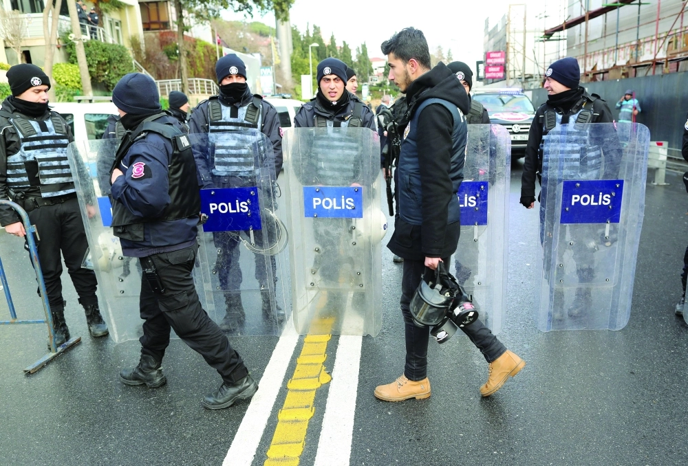 عناصر شرطة تركية تقف قرب ملهى رينا بعد الهجوم (إ ب أ)