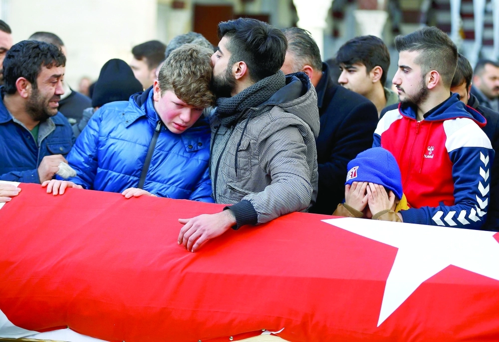 أقارب أحد الضحايا يبكون أثناء جنازته بإسطنبول                                                                                              (رويترز)