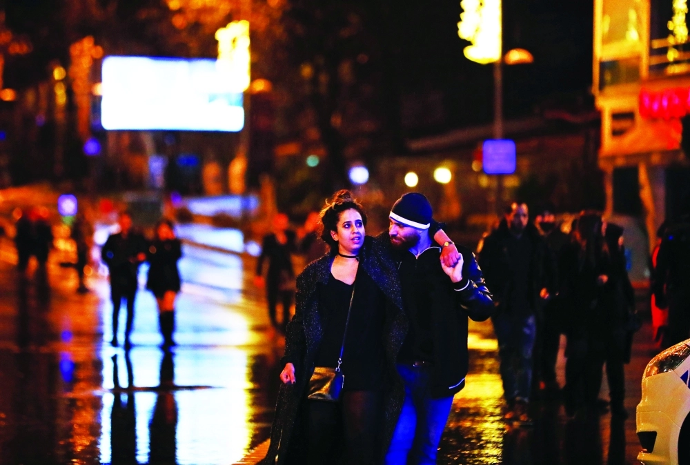 محتفلون برأس السنة يغادرون مكان الهجوم في إسطنبول (أ ب )